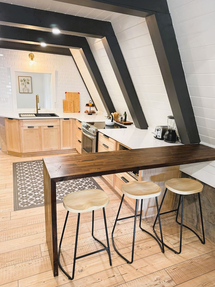 A-frame Retreat on Private Pond, Billede 9