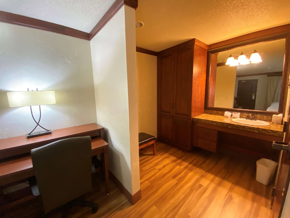 Standard Room, 2 Queen Beds, Non Smoking, Refrigerator & Microwave photo 2