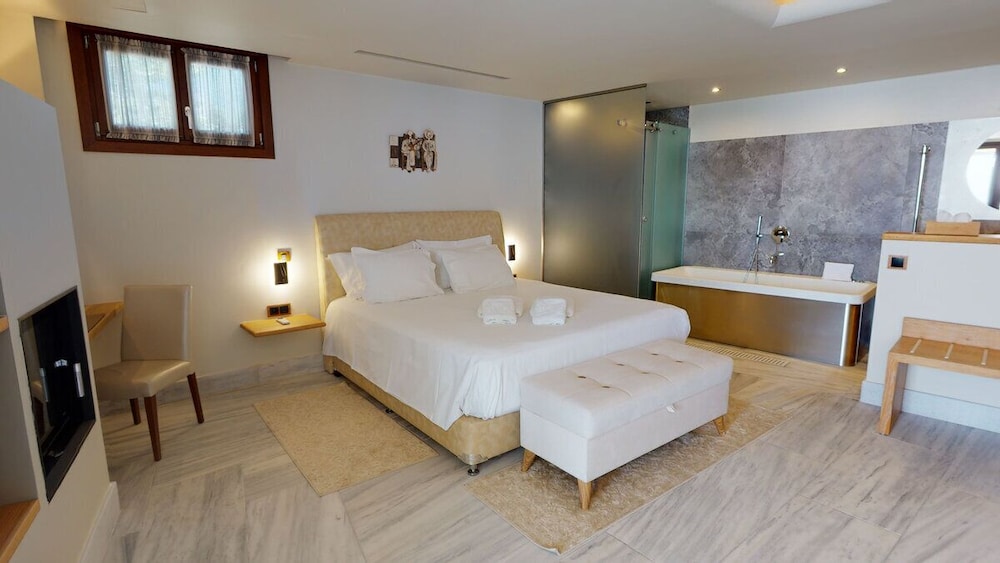 Junior Studio Suite, 1 King Bed, Fireplace, City View