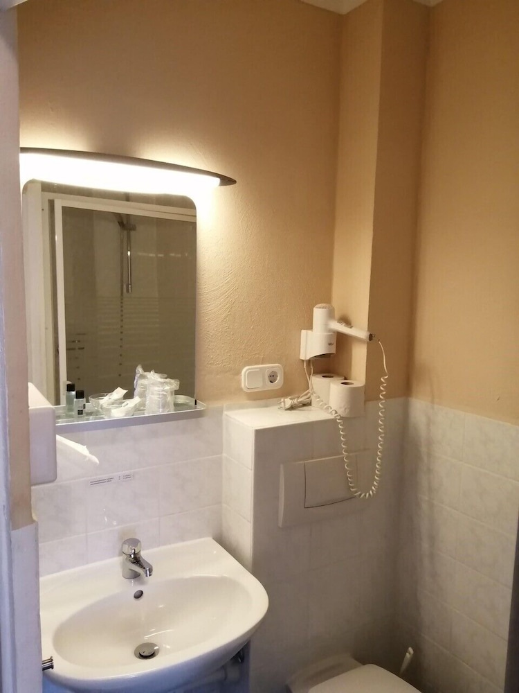 Basic Single Room, 1 Twin Bed photo 3