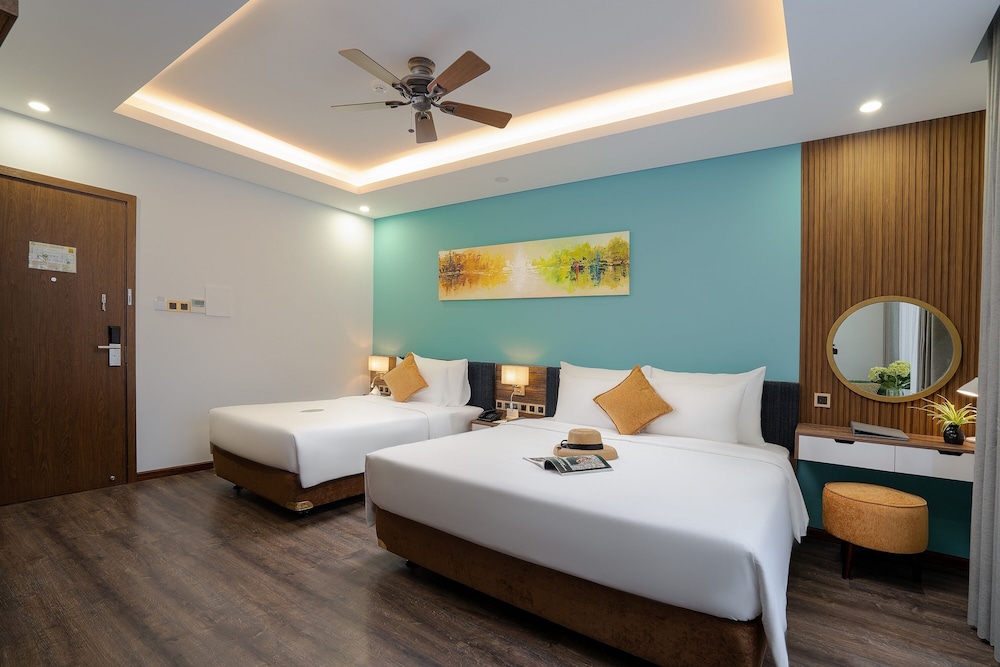 Deluxe Triple Room with Pool View - Photo 9