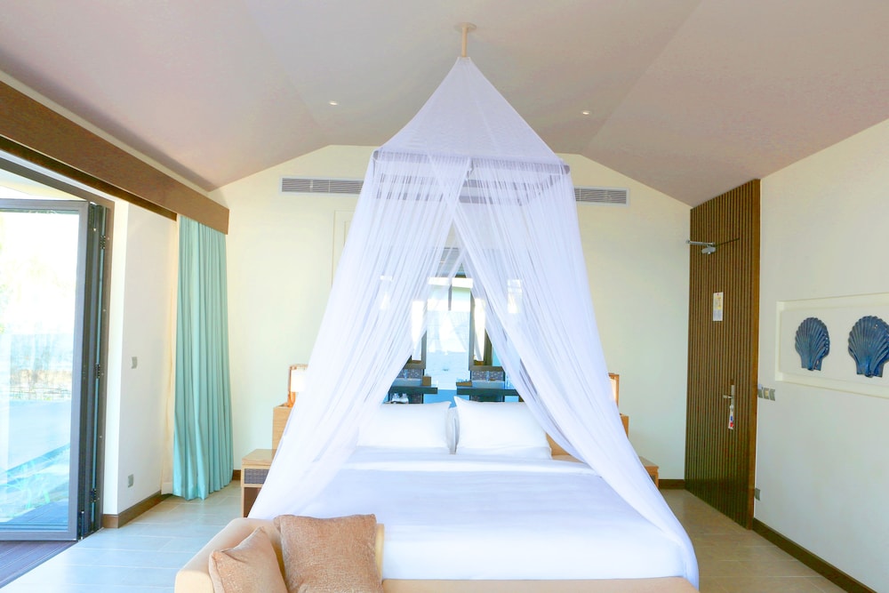 Deluxe Bungalow, 1 King Bed, Private Pool, Beachfront photo 2