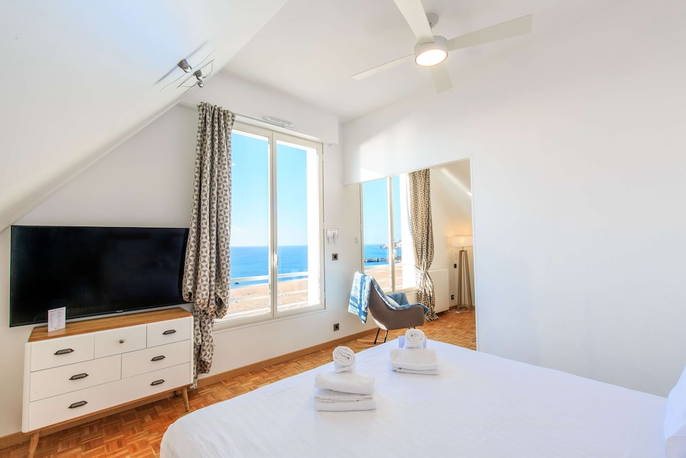 Suite, 1 King Bed, Non Smoking, Sea View photo 1