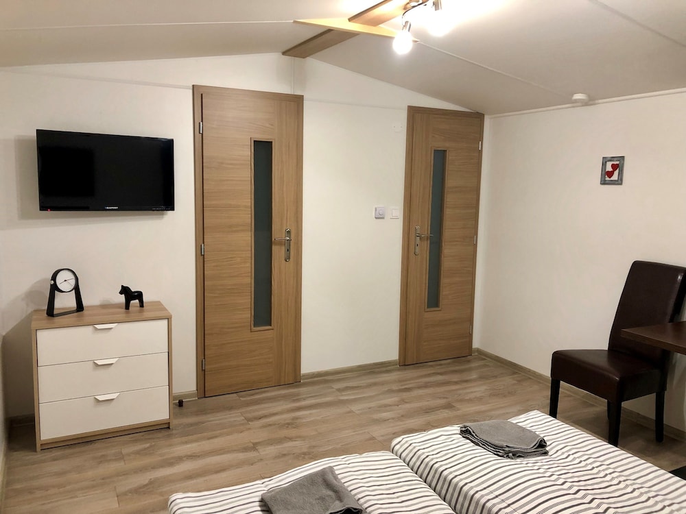 Mobile Home (2 Guests) photo 3