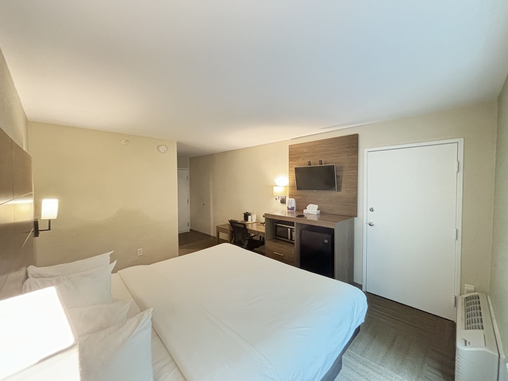 Deluxe Room, 1 King Bed, Accessible, Non Smoking (Roll-in shower w/ Grab Bars) - Photo 4