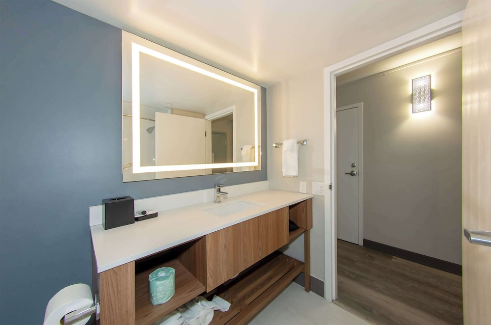 Deluxe Room, 1 King Bed - Photo 3