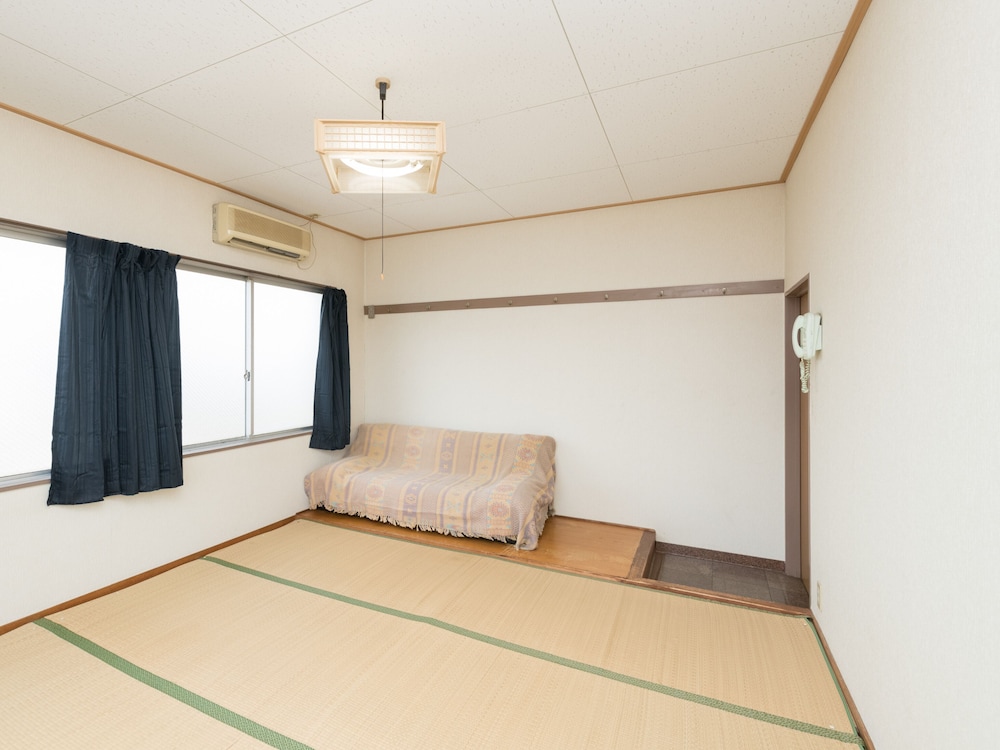 Japanese Room With Shared Washroom - Triple (Smoking) photo 3