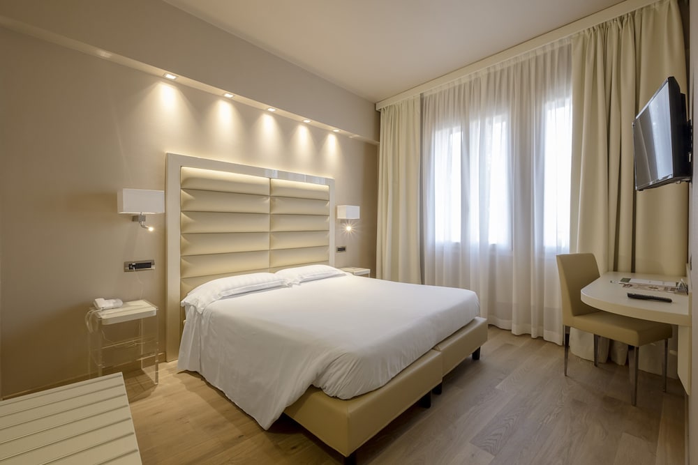 Deluxe Room, 1 Queen Bed photo 1