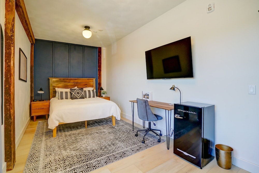 Design Room, 1 Queen Bed, Ensuite photo 2