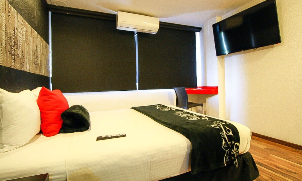Standard Room, 1 Queen Bed, Non Smoking, View photo 3