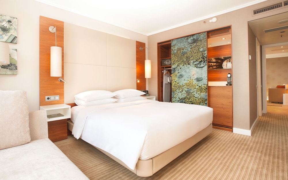 Suite, 1 Bedroom (1 King Bed with Sofa bed)
