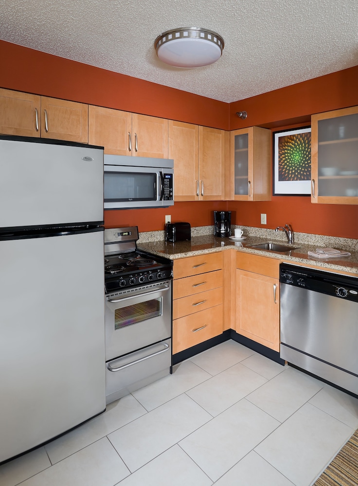 Suite, 2 Bedrooms, Fireplace (Mobility/Hearing Access, Roll-In Shwr) photo 3