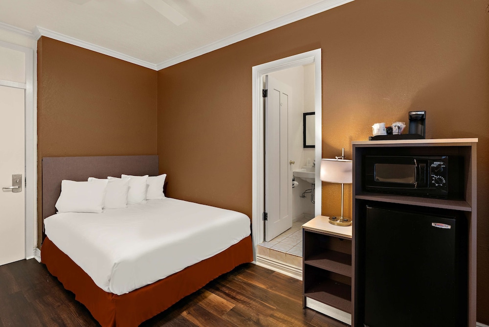 Standard Room, 1 Queen Bed, Non Smoking, Refrigerator & Microwave (Larger Room) - Photo 1