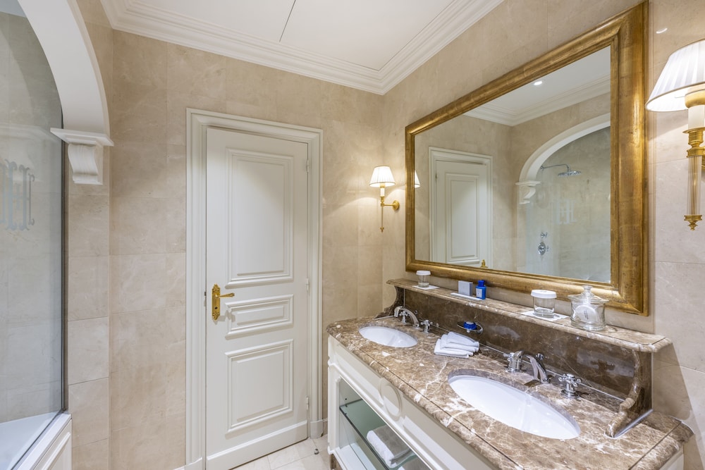 Deluxe room, city or courtyard view