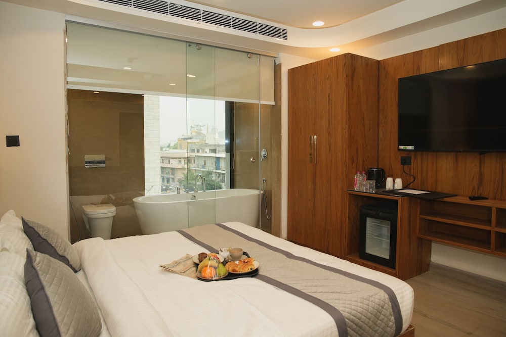 Luxury Suite, City View