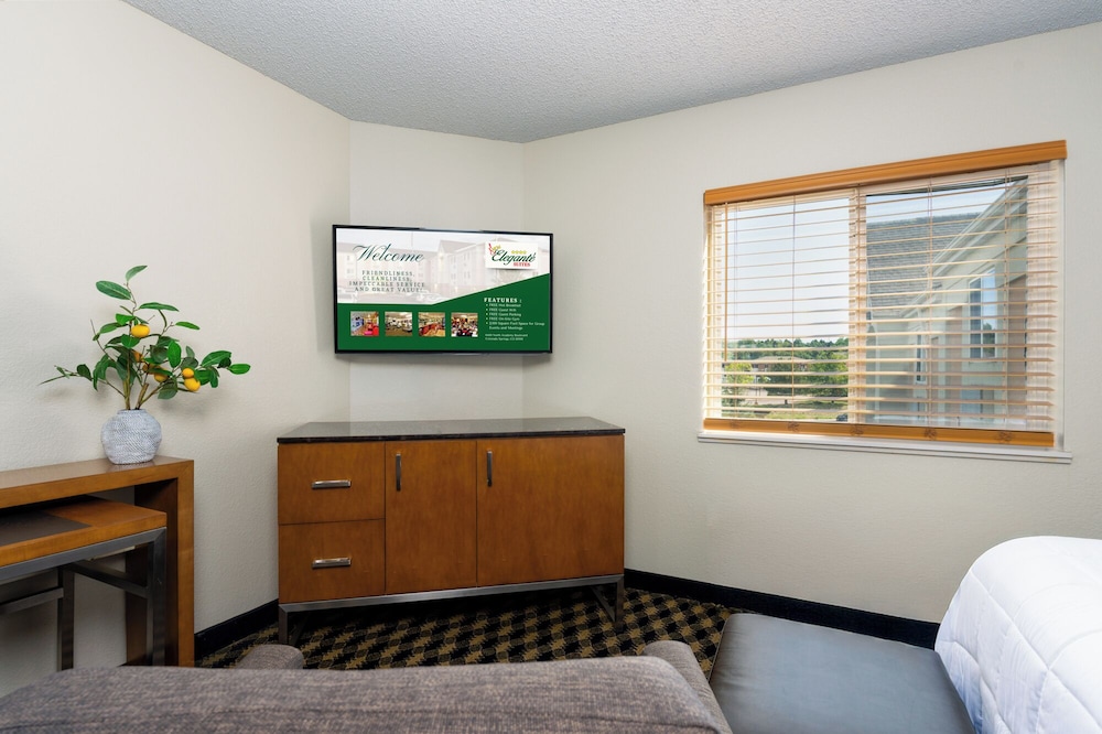 Standard Room, 1 King Bed, Pets Allowed - Photo 4