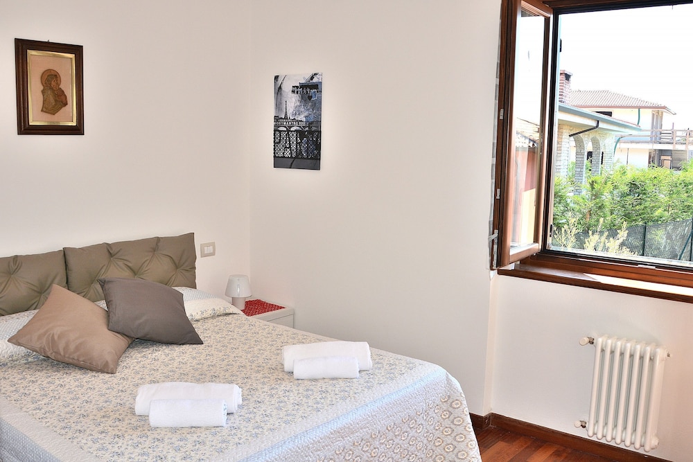 Apartment, 2 Bedrooms, Pool Access photo 1