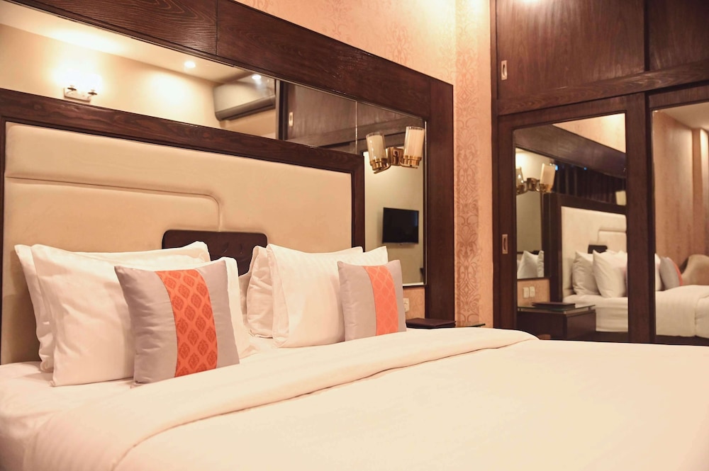 Executive Suite, 1 King Bed, Non Smoking (Living Room) photo 2