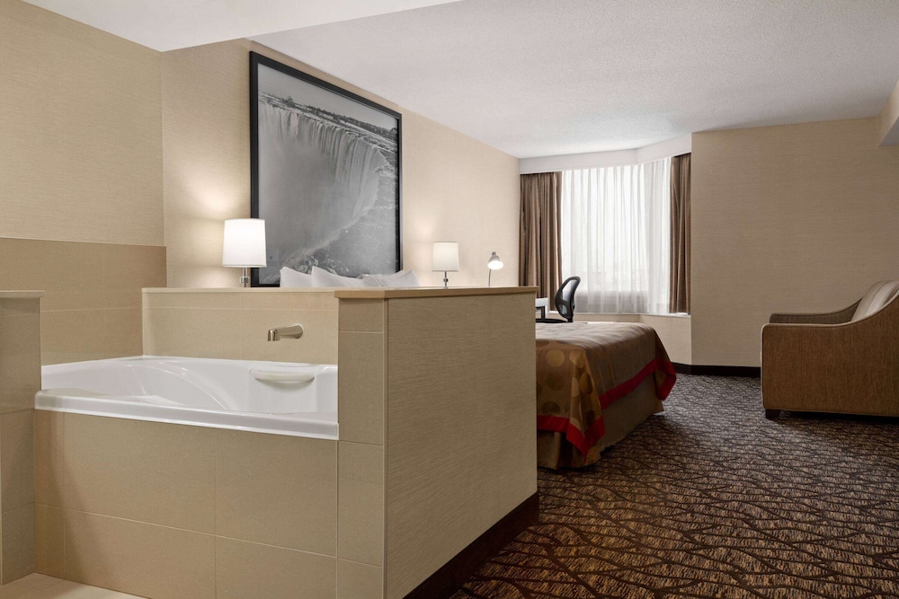 Basic Suite, 1 King Bed, Non Smoking, Jetted Tub photo 1