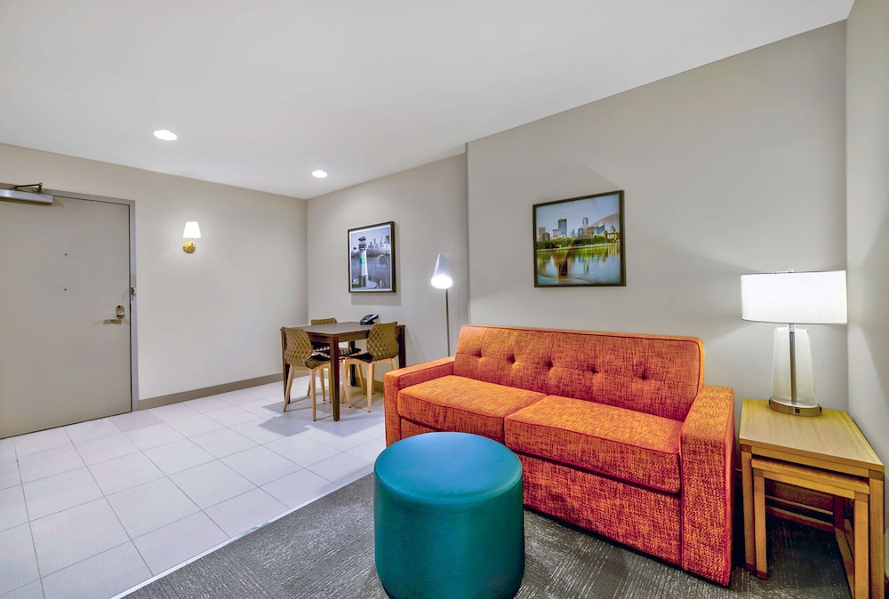 Suite, 1 Queen Bed, Accessible, Non Smoking (Hearing) - Photo 4