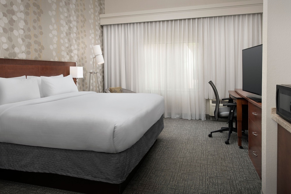 Deluxe Room, 1 King Bed - Photo 1
