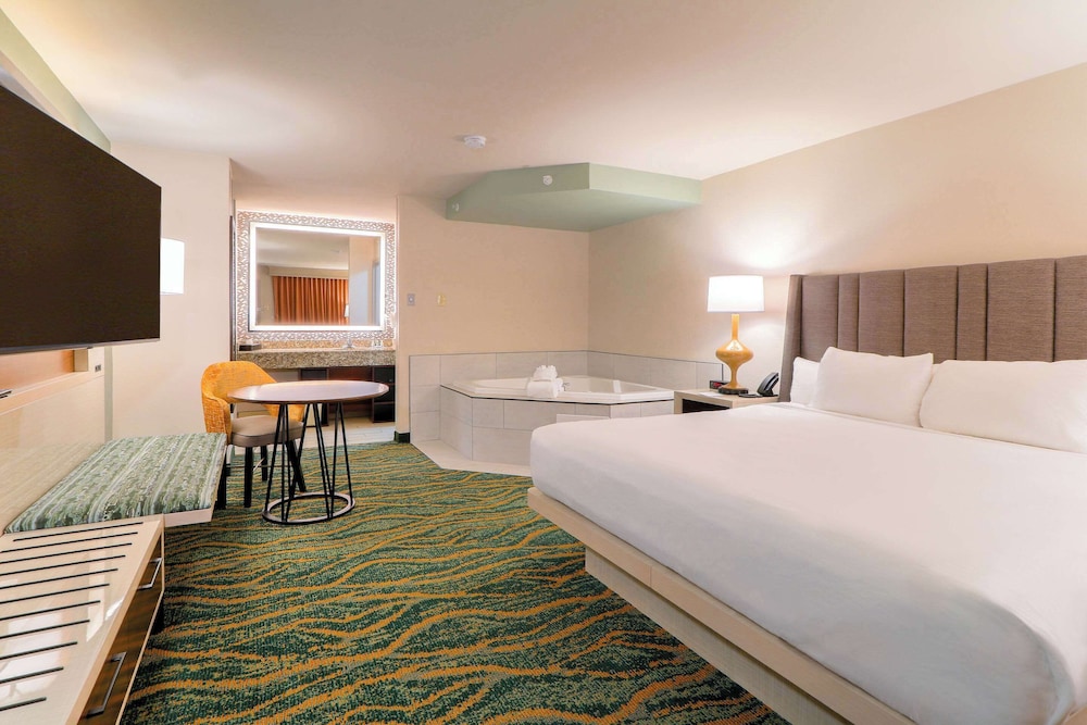 Suite, 1 King Bed, Non Smoking, Jetted Tub - Photo 1
