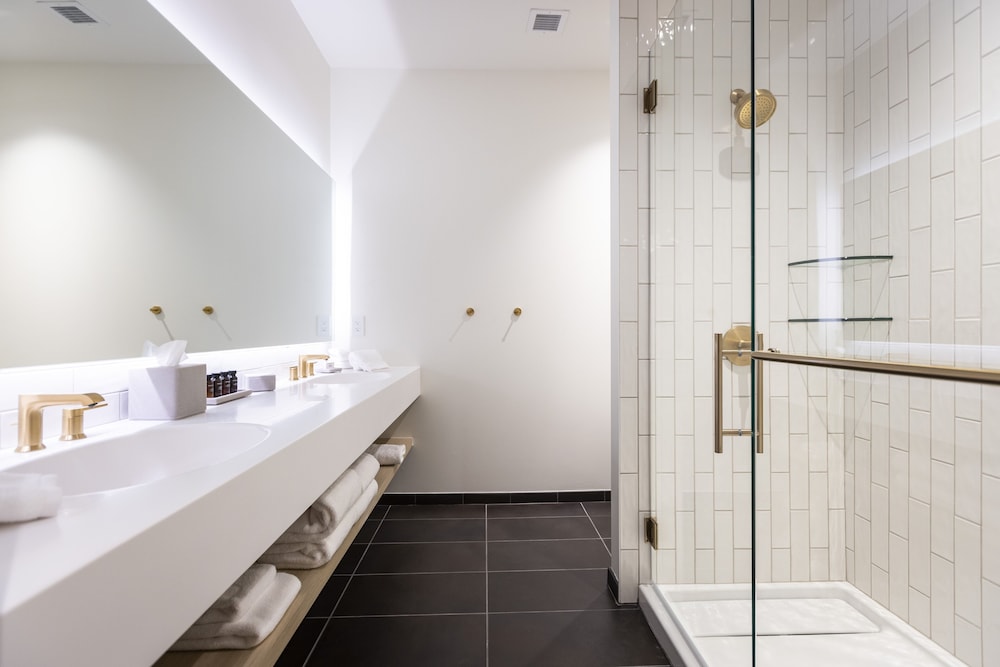Signature Room, 1 King Bed, Kitchenette photo 2