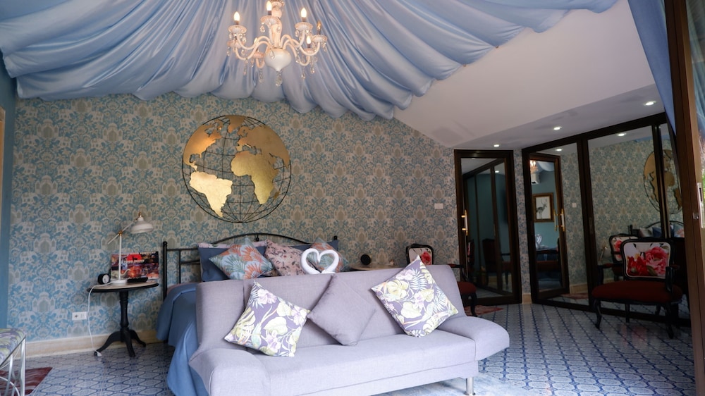 Luxury Suite - Photo 7