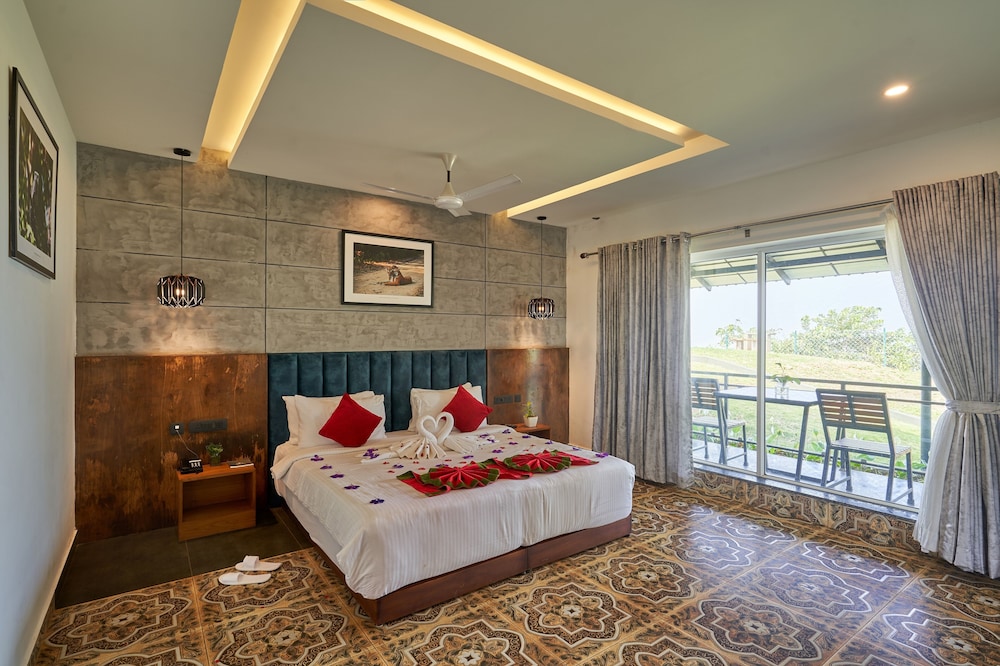 Honeymoon Cottage with Jacuzzi - Photo 12
