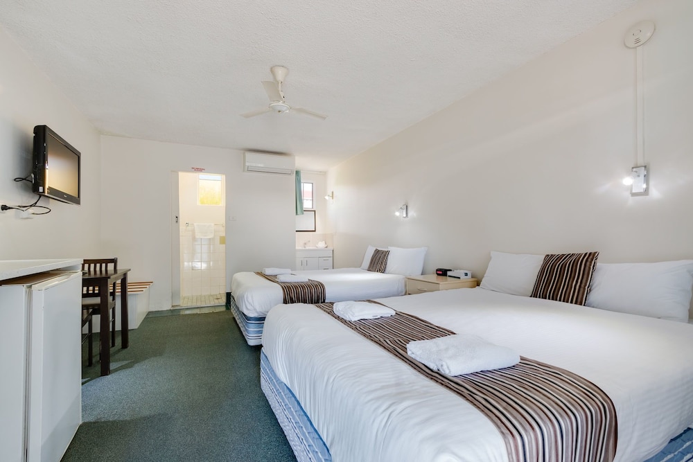 Standard Twin Room, 2 Queen Beds, Microwave photo 2