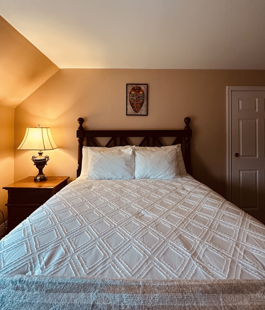 Room 8 Deluxe Queen