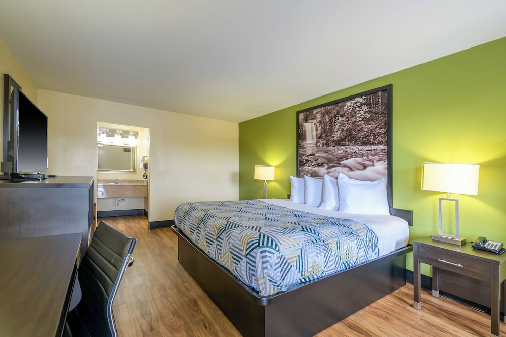 Deluxe Room, 1 King Bed, Non Smoking photo 1