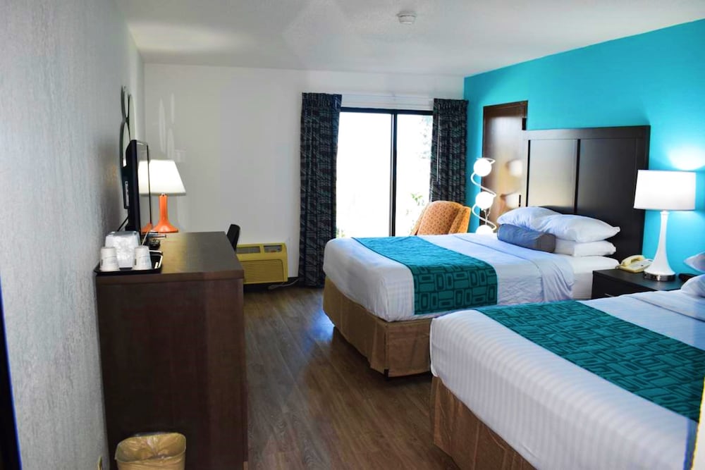 Room, 2 Queen Beds, Non Smoking (Marsh View) - Photo 3