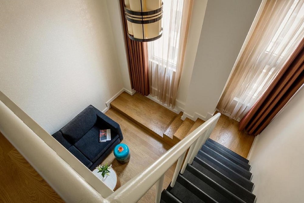 Deluxe Duplex, 1 King Bed with Sofa bed photo 3
