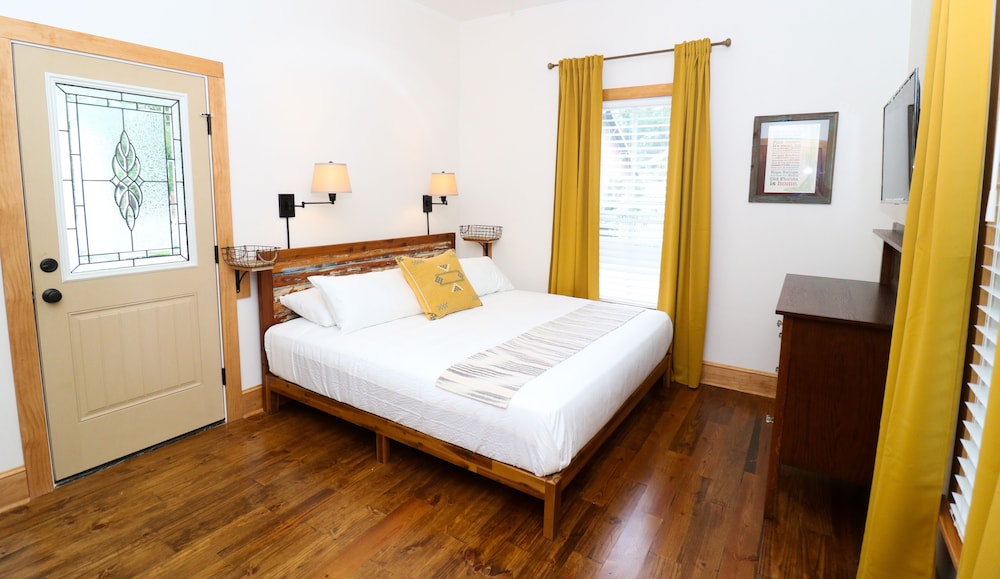Rochelle Room (Mills-Pound Cottages) Pet-Friendly