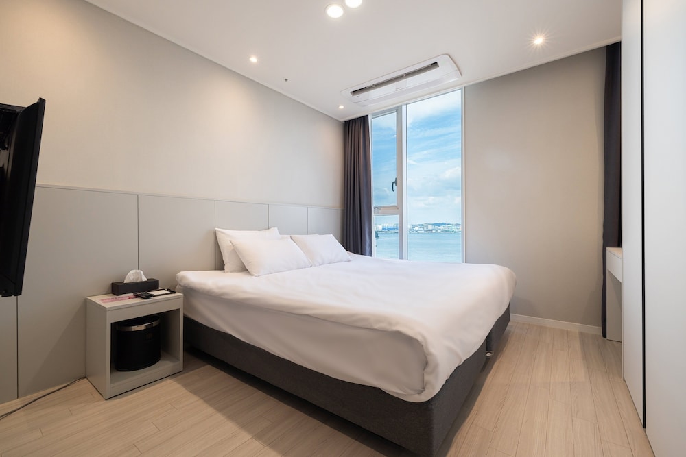 Standard King (Half Ocean View) - Photo 1