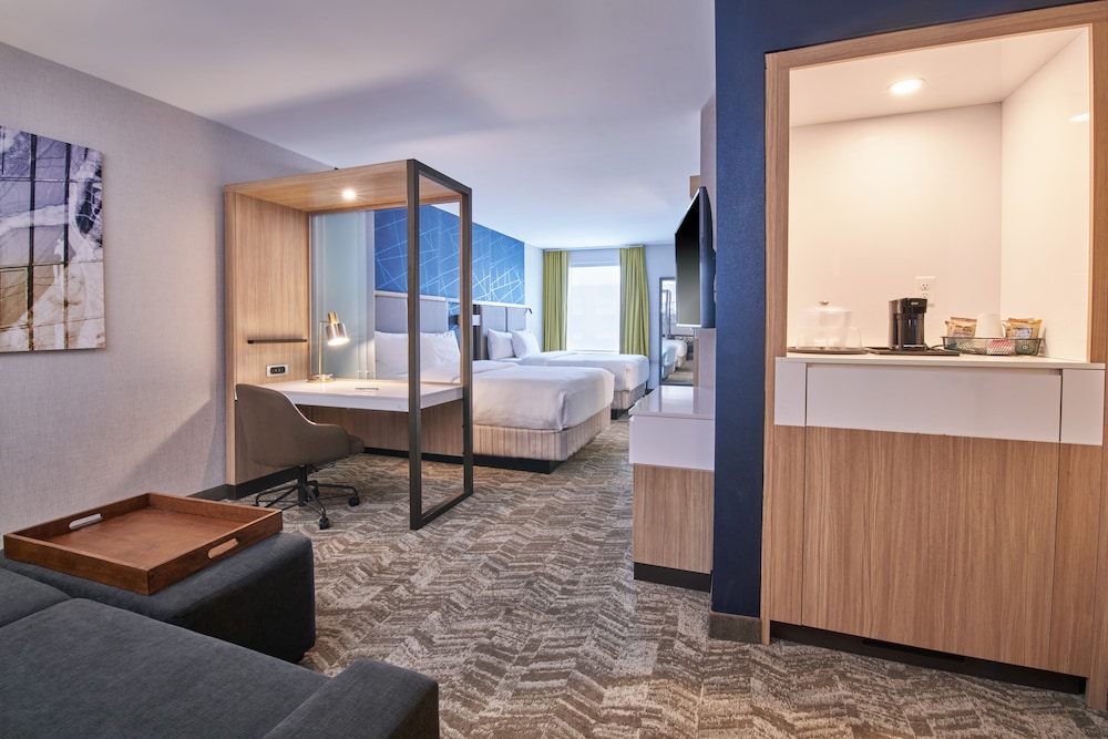 Suite, 2 Queen Beds (Mobility Accessible, Tub)