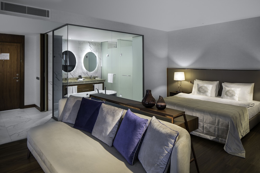 Suite, Corner (Golden Horn View) photo 2