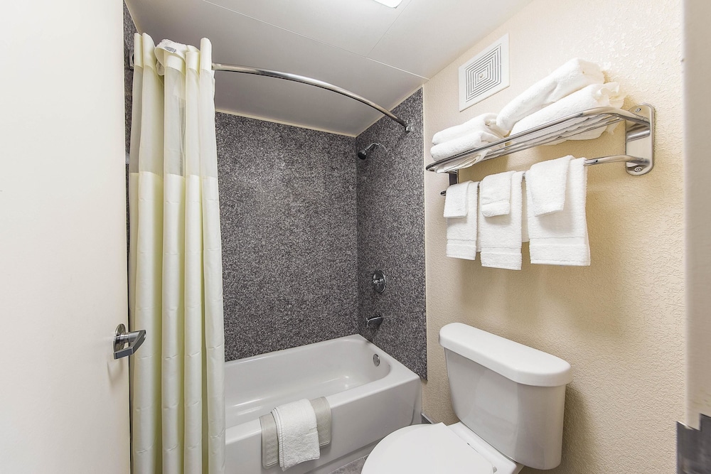 Standard Room, 2 Double Beds, Non Smoking - Photo 4