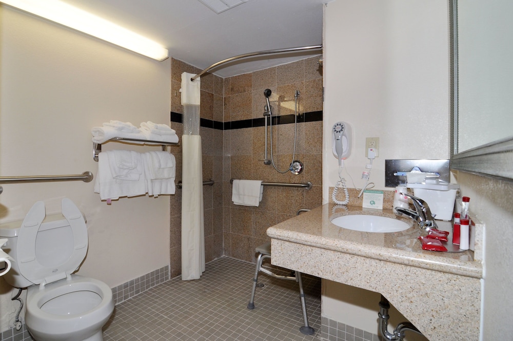 Standard Room, 2 Queen Beds - Photo 10