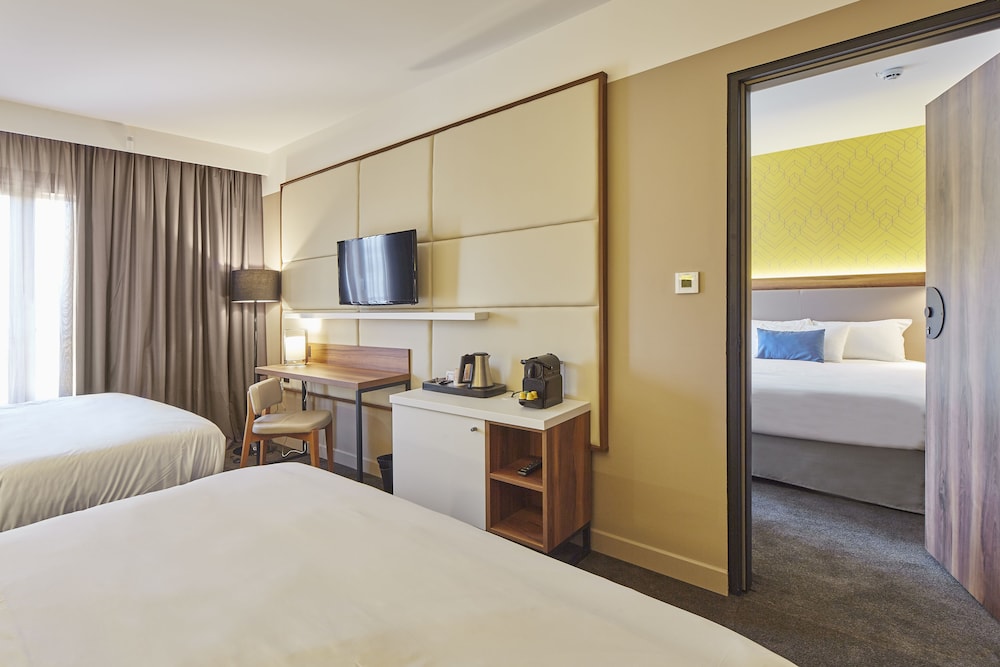 Classic Quadruple Room, 2 Queen Beds - Photo 2