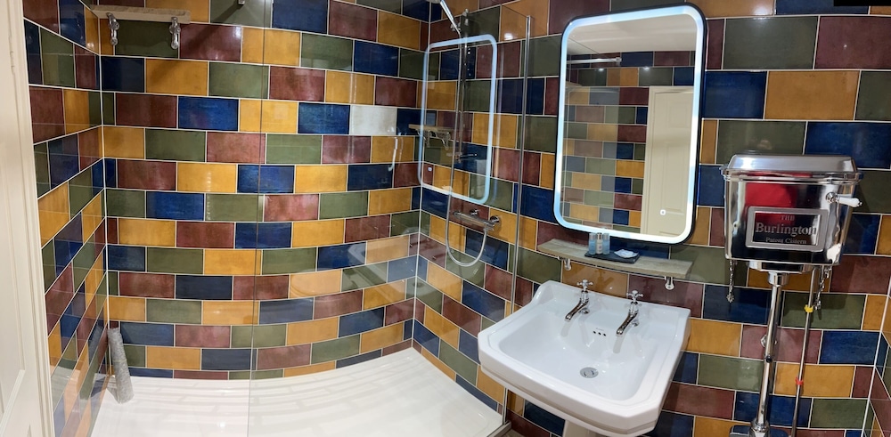Deluxe Twin Room, Ensuite - Photo 3