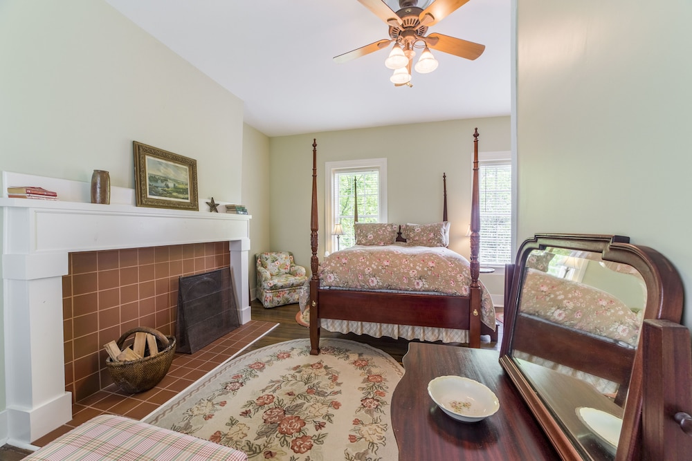 Room, Private Bathroom (Federal House: Magnolia Maiden)