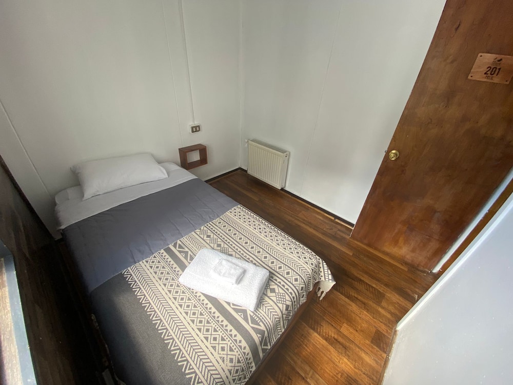 Standard Single Room, 1 Large Twin Bed, Shared Bathroom photo 2