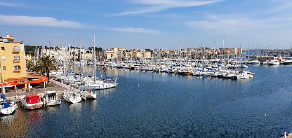 Panoramic Room, 1 Queen Bed, Balcony, Marina View photo 3