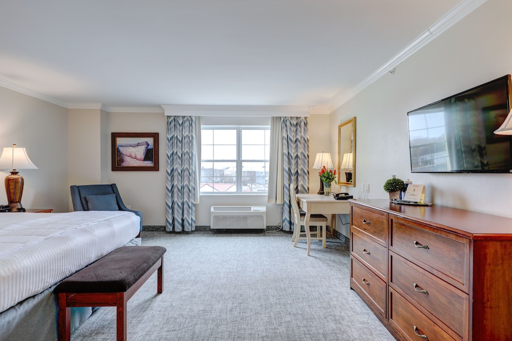 Deluxe Room, 1 King Bed, Accessible