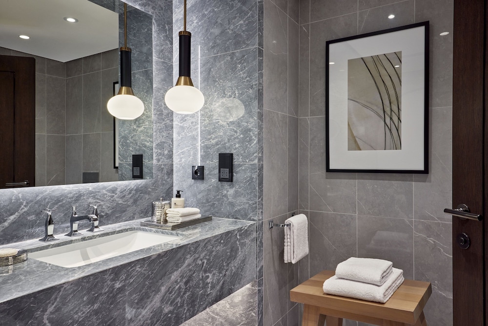 Champs Elysees view Suite thumbnail 6