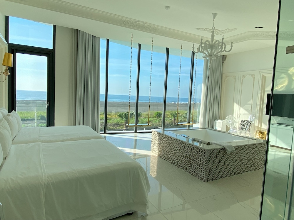 Classic Double Room, 1 King Bed, Ocean View photo 3