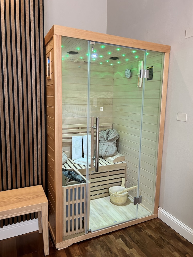 Deluxe Room with Private Spa - Photo 11