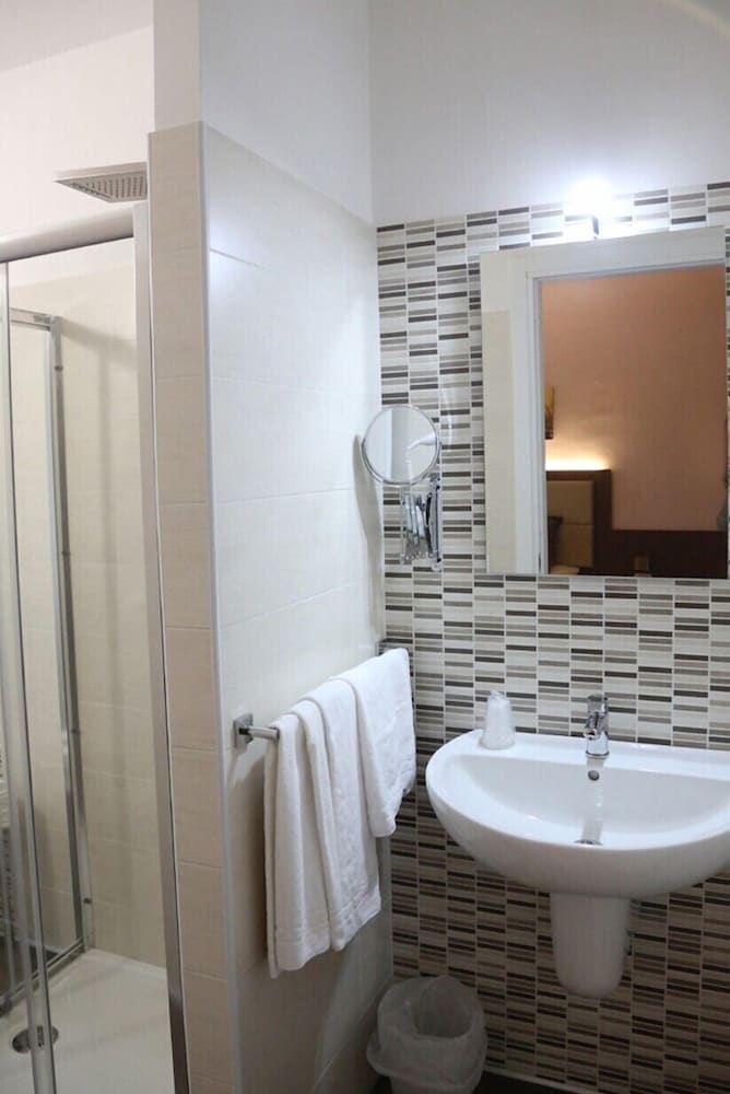 Double Room, Multiple Beds, Private Bathroom (n°5) photo 3